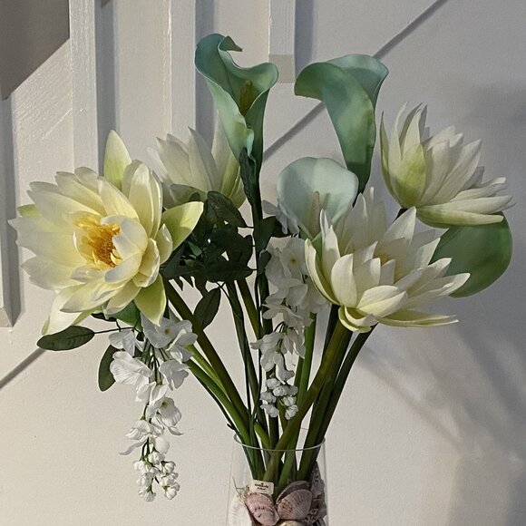 White & Green Flowers - Picture 1 of 6